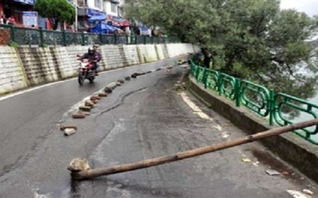 नैनीताल लोअर मॉल रोड पर भू-धसाव: यातायात पर अस्थायी रोक, प्रशासन ने लिया सुरक्षा का ध्यान