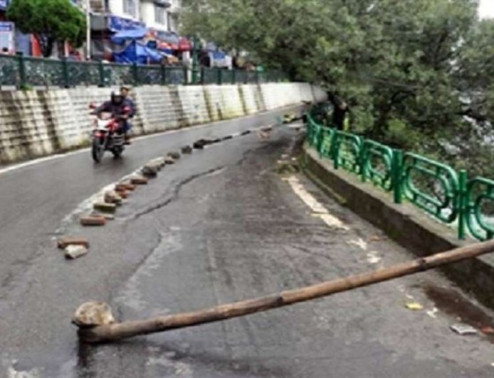 नैनीताल लोअर मॉल रोड पर भू-धसाव: यातायात पर अस्थायी रोक, प्रशासन ने लिया सुरक्षा का ध्यान
