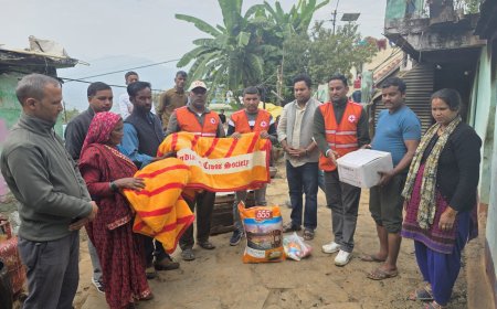 रटमटिया कौलाग में आग पीड़ित परिवार को रेड क्रॉस सोसायटी ने दी राहत सामग्री