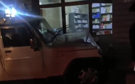 अनियंत्रित हुई तहसीलदार की गाड़ी, बड़ा हादसा टला