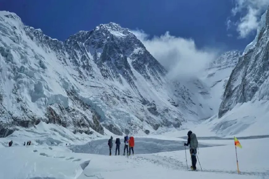 एवरेस्ट पर आश्चर्यजनक बर्फीला तूफान: प्रवासी पर्वतारोहियों के लिए नया खतरा