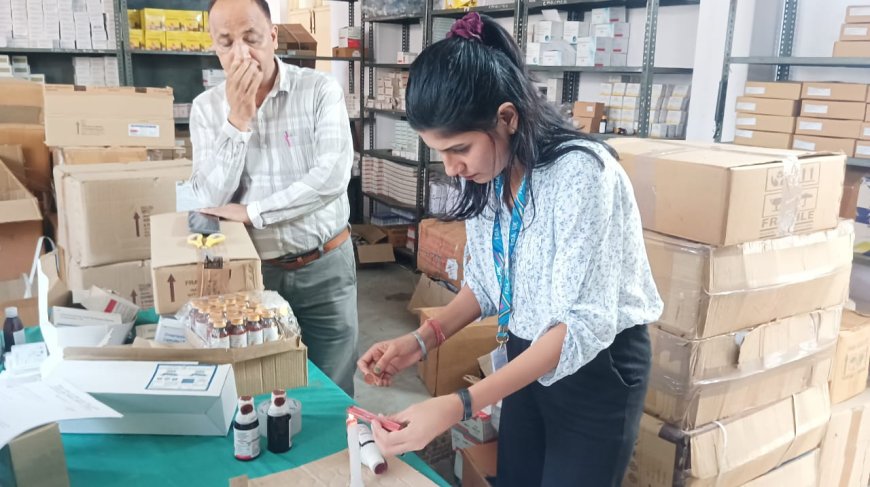 औषधि निरीक्षक ने मुख्य चिकित्साधिकारी कार्यालय बिलोना का किया निरीक्षण,एक कफ़ सिरप का लिया सैंपल