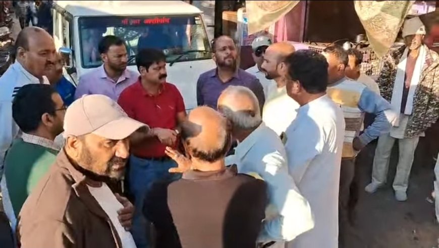 लोकल फॉर वोकल की बात फिर हुई धूमिल, नुमाइश खेत मेले में बाहरी व्यापारियों के विरोध में स्थानीय व्यापारियों का हल्लाबोल