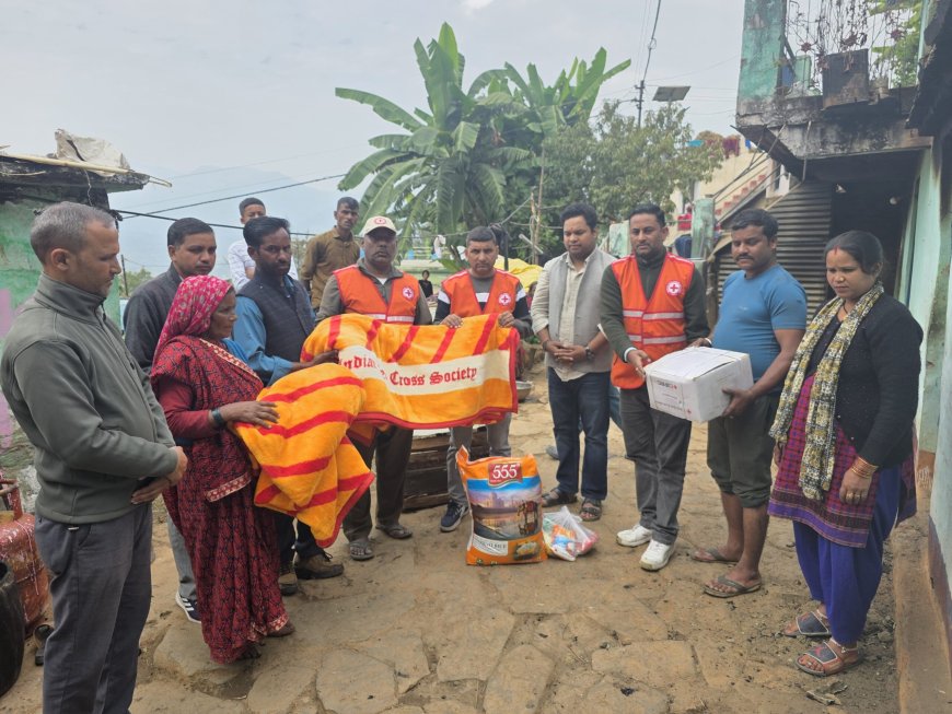 रटमटिया कौलाग में आग पीड़ित परिवार को रेड क्रॉस सोसायटी ने दी राहत सामग्री