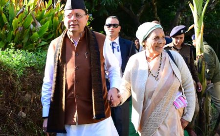 मां के साथ पैतृक गांव पहुंचे सीएम धामी, बचपन की यादों में डूबे