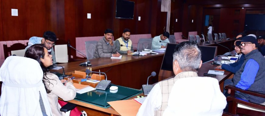 जिलाधिकारी आकांक्षा कोंडे ने डॉक्टरों की कमी पर जताई नाराज़गी, रोटेशन सिस्टम से तैनाती के निर्देश