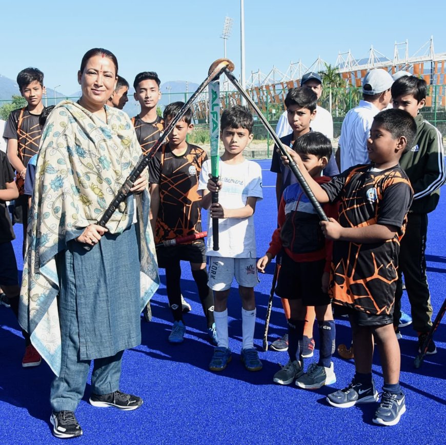 उत्तराखंड: खेल मंत्री रेखा आर्या ने मानसखंड खेल परिसर में हॉकी में आजमाया हाथ