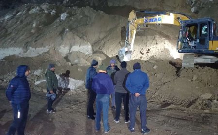 चंपावत: स्वाला में जिलाधिकारी का रात्रि निरीक्षण , कार्य में तेजी  और संसाधन बढ़ाने के निर्देश