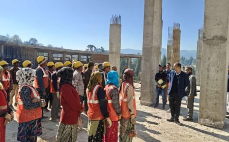 चंपावत: गलत जानकारी पर जिलाधिकारी सख्त — ठेकेदार के दावे पर श्रमिकों को खड़ा कर स्वयं गिनती कराई