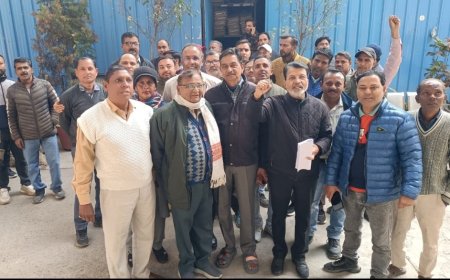 Haridwar news:-उत्तरखण्ड सरकार द्वारा संविदा,दैनिक वेतन,तदर्थ रूप से कार्यरत कर्मियों जो 2008 से वर्ष 2018 तक 10 वर्ष की सेवा अवधि पूर्ण कर चुके हैं उनको नियमित करने पर यूनियन द्वारा नगर आयुक्त को दिया गया ज्ञापन