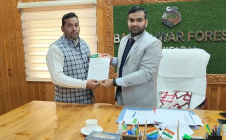 तेंदुए के बढ़ते आतंक को लेकर ज्येष्ठ प्रमुख मनीष कुमार ने वन विभाग को सौंपा ज्ञापन, रात्रि गश्त व कैमरे लगाने का आश्वासन