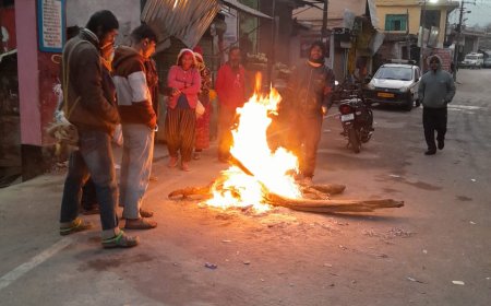 शीत लहर से राहत के लिए बागेश्वर, कपकोट और गरुड़ नगर में जलाए गए अलाव