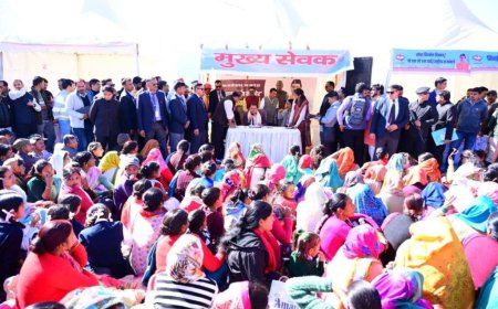 Uttarakhand: मुख्यमंत्री धामी ने यहां बहुउद्देशीय शिविर में मुख्यसेवक के स्टाल पर बैठकर सुनी जनसमस्याएं