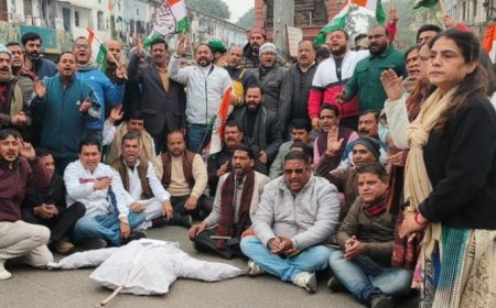 हरिद्वार आज जिला महानगर कांग्रेस कमेटी हरिद्वार द्वारा देवपुरा चौक पर अंकिता भण्डारी हत्याकांड को लेकर विरोध प्रदर्शन किया गया