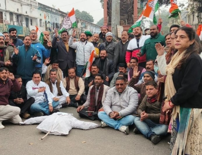 हरिद्वार आज जिला महानगर कांग्रेस कमेटी हरिद्वार द्वारा देवपुरा चौक पर अंकिता भण्डारी हत्याकांड को लेकर विरोध प्रदर्शन किया गया