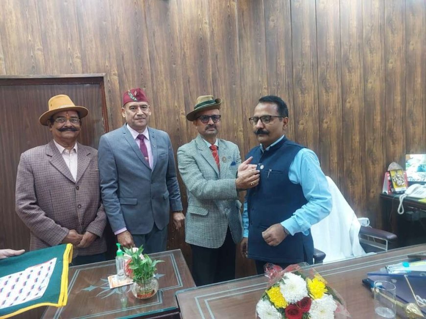 हल्द्वानी: सशस्त्र सेना झंडा दिवस पर जिलाधिकारी को लगाया फ्लैग