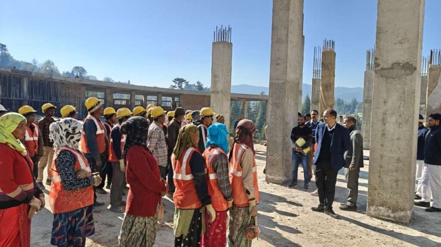 चंपावत: गलत जानकारी पर जिलाधिकारी सख्त — ठेकेदार के दावे पर श्रमिकों को खड़ा कर स्वयं गिनती कराई