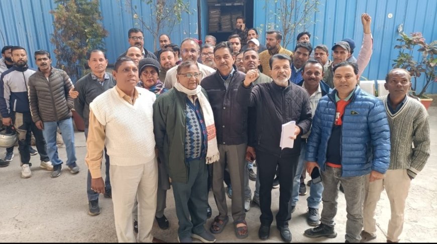 Haridwar news:-उत्तरखण्ड सरकार द्वारा संविदा,दैनिक वेतन,तदर्थ रूप से कार्यरत कर्मियों जो 2008 से वर्ष 2018 तक 10 वर्ष की सेवा अवधि पूर्ण कर चुके हैं उनको नियमित करने पर यूनियन द्वारा नगर आयुक्त को दिया गया ज्ञापन