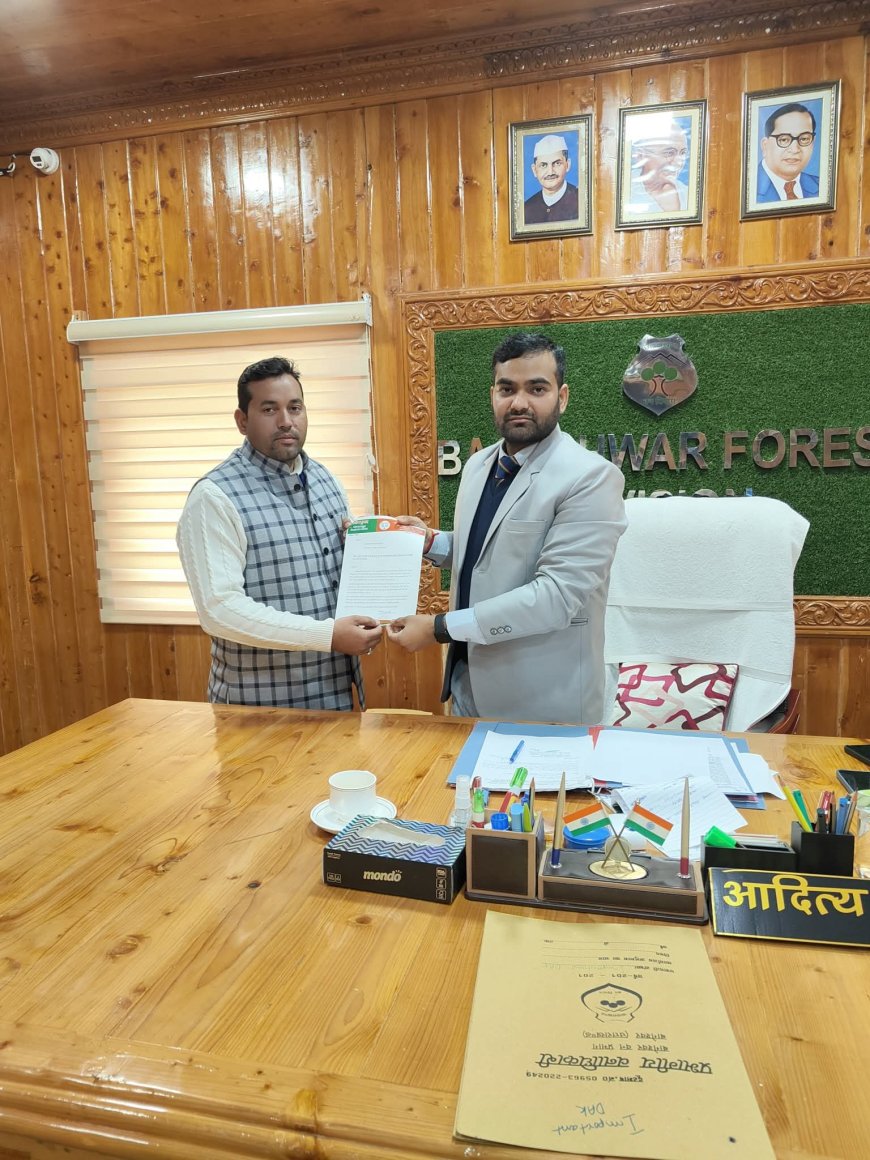 तेंदुए के बढ़ते आतंक को लेकर ज्येष्ठ प्रमुख मनीष कुमार ने वन विभाग को सौंपा ज्ञापन, रात्रि गश्त व कैमरे लगाने का आश्वासन