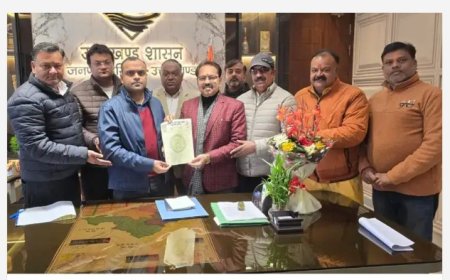 प्रांतीय नगर उद्योग व्यापार मंडल  के प्रतिनिधियों ने  जिलाधिकारी मयूर दीक्षित से भेंटकर व्यापारिक समस्याओं को लेकर विस्तृत चर्चा की।