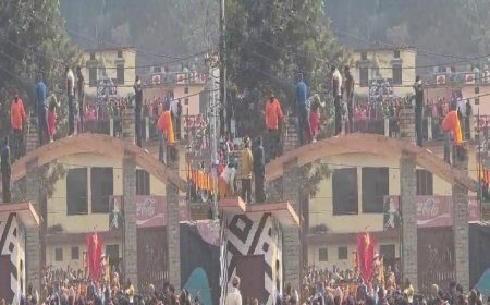 उत्तराखंड: डोली रुकी तो फूटा गुस्सा! अगस्त्यमुनि में हथौड़ा लेकर गेट पर चढ़े ग्रामीण