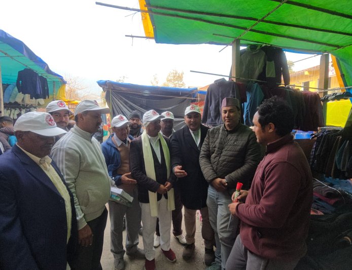 रेडक्रॉस सोसायटी की ‘गांधीगिरी’, गुलाब भेंट कर व्यापारियों से की स्वच्छता की अपील