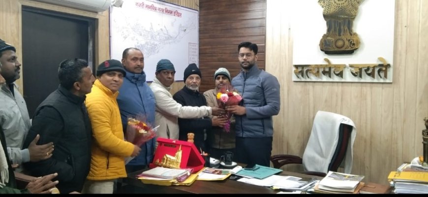 Haridwar news:- नगर निगम कर्मचारी व यूनियन के पदाधिकारी ने कर्मचारियों को नियमित करने पर मुख्यमंत्री धामी का आभार किया व्यक्त
