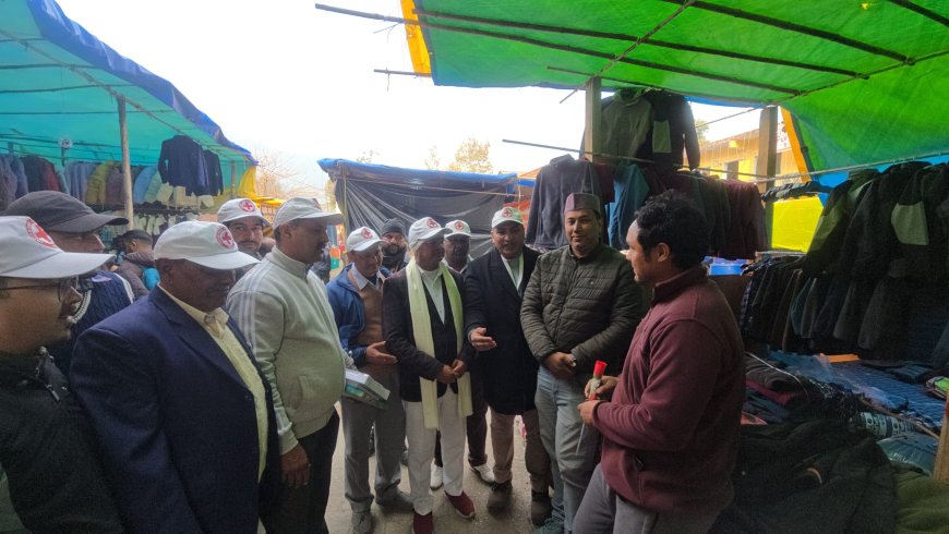 रेडक्रॉस सोसायटी की ‘गांधीगिरी’, गुलाब भेंट कर व्यापारियों से की स्वच्छता की अपील