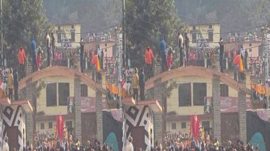 उत्तराखंड: डोली रुकी तो फूटा गुस्सा! अगस्त्यमुनि में हथौड़ा लेकर गेट पर चढ़े ग्रामीण