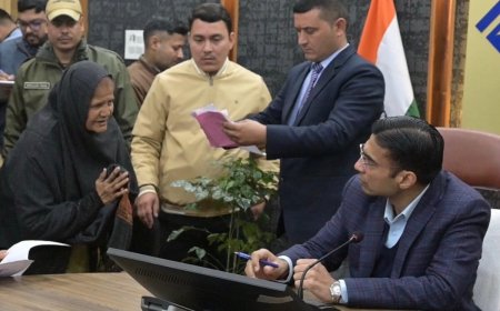 उत्तराखंड: जनता दर्शन में रो पड़ी बुजुर्ग महिला… डीएम ने तुरंत कर दिया 35 हजार का पानी बिल माफ!