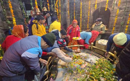 बागनाथ मंदिर में उमड़ा आस्था का सैलाब, भोर से लगी श्रद्धालुओं की कतार