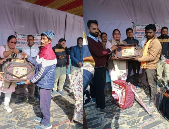चंपावत: टनकपुर में 365 निर्माण श्रमिकों को कंबल, छाता और टूल किट वितरित