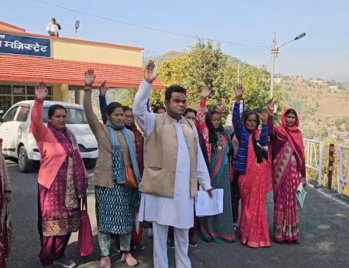 रदगड़ा मोड़ से बिजोरीझाल मोटर मार्ग सर्वे का ग्रामीणों ने किया विरोध, वैकल्पिक मार्ग की मांग