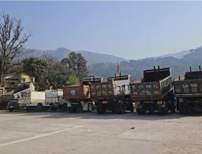 खनन वाहनों की जब्ती पर हाईकोर्ट सख्त, 48 ट्रक छोड़ने के आदेश