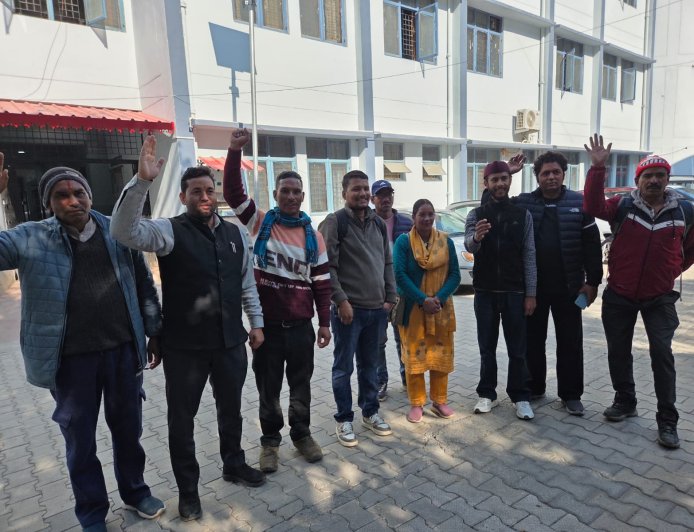 क्षेत्र पंचायत सदस्यों ने विकास भवन में किया प्रदर्शन, कार्य आवंटन की उठाई मांग