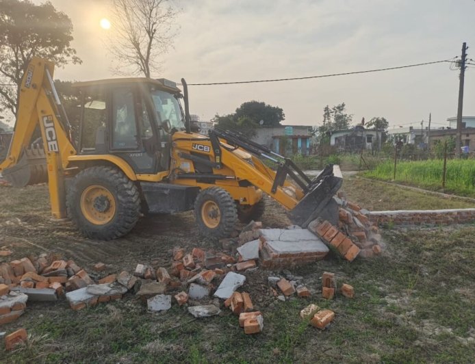 उत्तराखंड: यहाँ एमडीडीए की बड़ी कार्रवाई, अवैध निर्माण सील और 11 बीघा में प्लाटिंग ध्वस्त