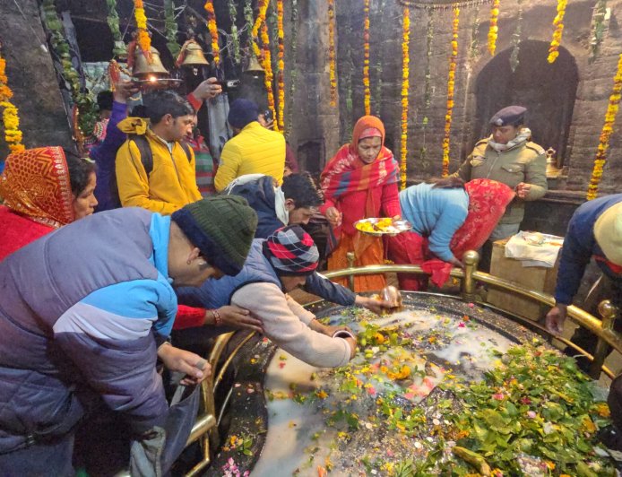 बागनाथ मंदिर में उमड़ा आस्था का सैलाब, भोर से लगी श्रद्धालुओं की कतार