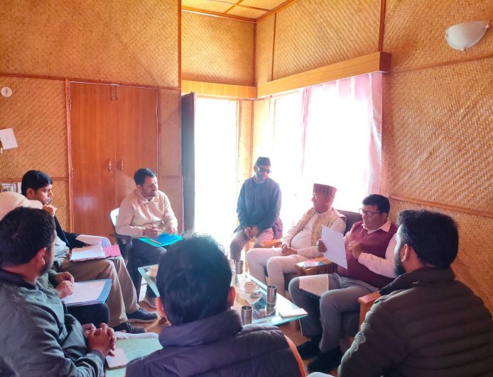 पीएमजीएसवाई सड़कों की समीक्षा, निर्माण कार्य में तेजी के निर्देश,दर्जा राज्यमंत्री शिव सिंह बिष्ट ने ली विभागीय बैठक