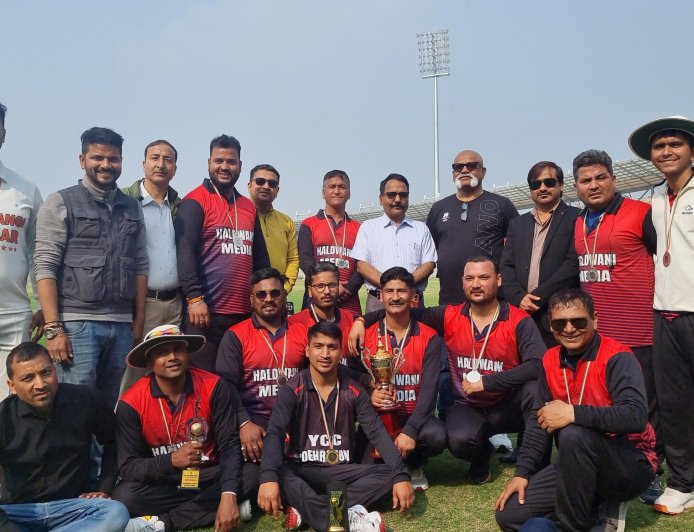 हल्द्वानी और देहरादून के पत्रकारों के बीच अंतर्राष्ट्रीय स्टेडियम में शानदार क्रिकेट मैच धड़ाधड़ चले शॉट