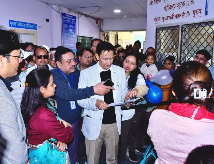 कुमाऊं आयुक्त ने किया जिला चिकित्सालय का निरीक्षण: स्वास्थ्य सेवाओं की गुणवत्ता और पारदर्शिता पर विशेष जोर