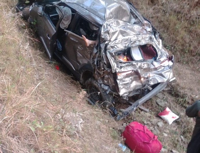 बारात से लौट रही कार खाई में गिरी, 11 माह के मासूम समेत तीन की मौत
