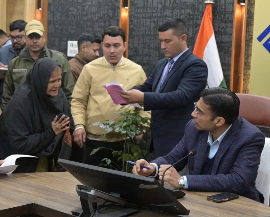 उत्तराखंड: जनता दर्शन में रो पड़ी बुजुर्ग महिला… डीएम ने तुरंत कर दिया 35 हजार का पानी बिल माफ!