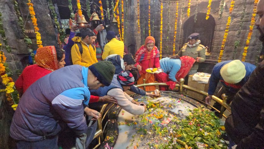 बागनाथ मंदिर में उमड़ा आस्था का सैलाब, भोर से लगी श्रद्धालुओं की कतार