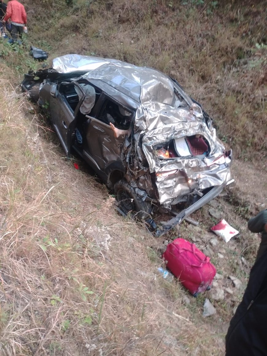 बारात से लौट रही कार खाई में गिरी, 11 माह के मासूम समेत तीन की मौत