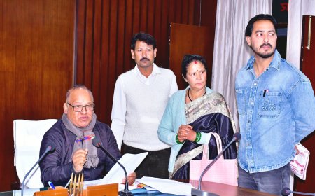 जनता की समस्याओं के त्वरित समाधान पर जोर: सीडीओ ने जनता दरबार में सुनीं शिकायतें