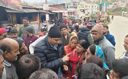 चम्पावत: जिलाधिकारी ने किया गैस वितरण का निरीक्षण, लोगों से बातचीत कर व्यवस्था का लिया जायजा