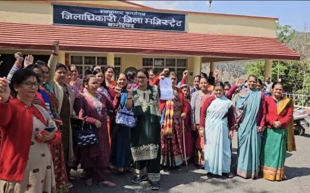 नारायण देव वार्ड के ग्रामीणों का पेयजल टैंक निर्माण के विरोध में ग्रामीणों का प्रदर्शन