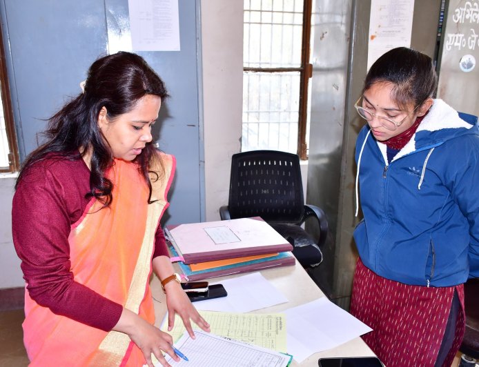 डीएम का तहसील कांडा में औचक निरीक्षण, लापरवाही पर सख्त कार्रवाई, तहसीलदार सहित कर्मचारियों के वेतन पर रोक