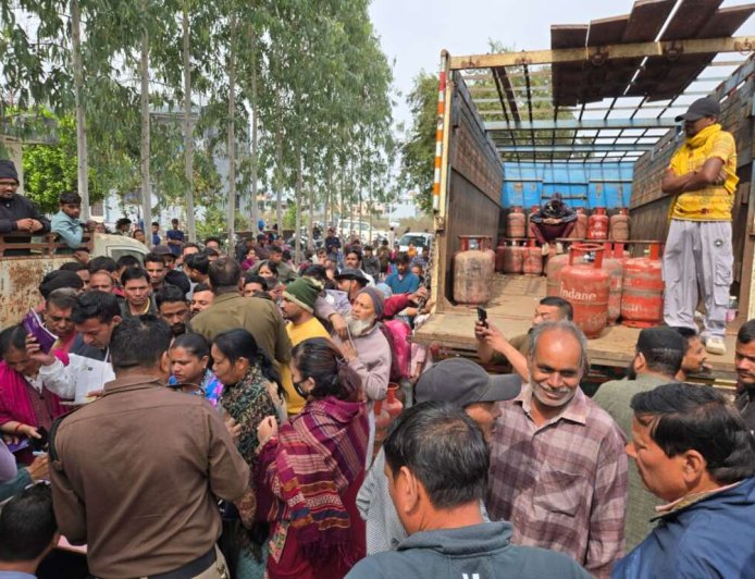 गैस एजेंसी के खिलाफ मुकदमा दर्ज, सिलेंडर भी कर दिए जब्त