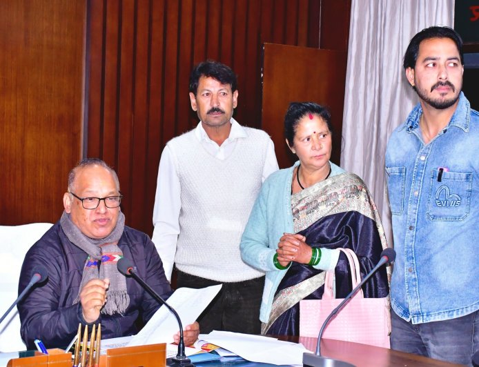 जनता की समस्याओं के त्वरित समाधान पर जोर: सीडीओ ने जनता दरबार में सुनीं शिकायतें